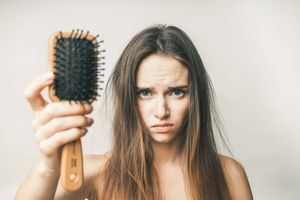 Почему очень сильно выпадают волосы - что делать и как это исправить?